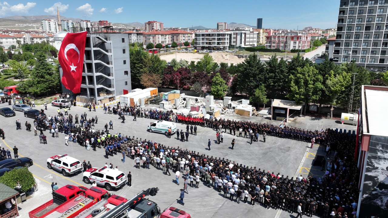 Konya şehidine ağladı! İtfaiyeci Mehmet Tekeli gözyaşlarıyla toprağa verildi 1